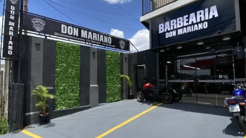 Fachada da Barbearia Don Mariano na Av. Mutinga