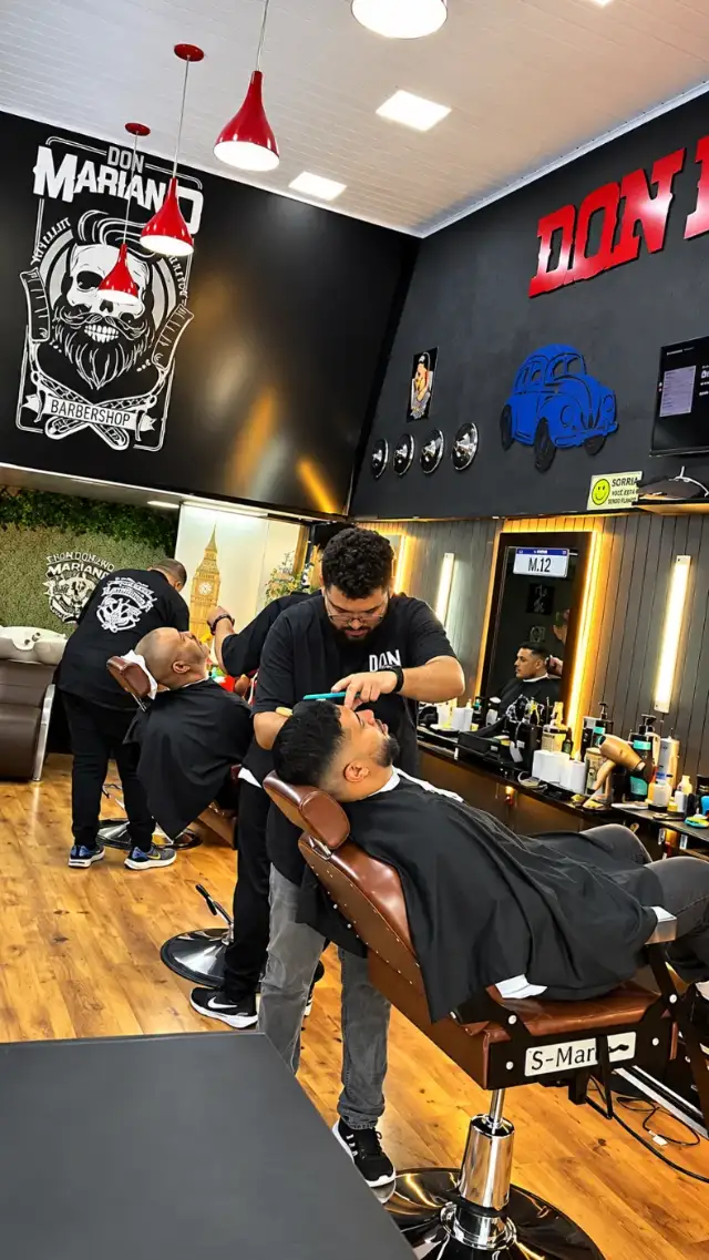 Barbeiro fazendo barba no salão da Don Mariano